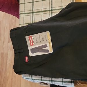 Brand new mens size 34-30 wrangler workpants. Color black with tool pockets